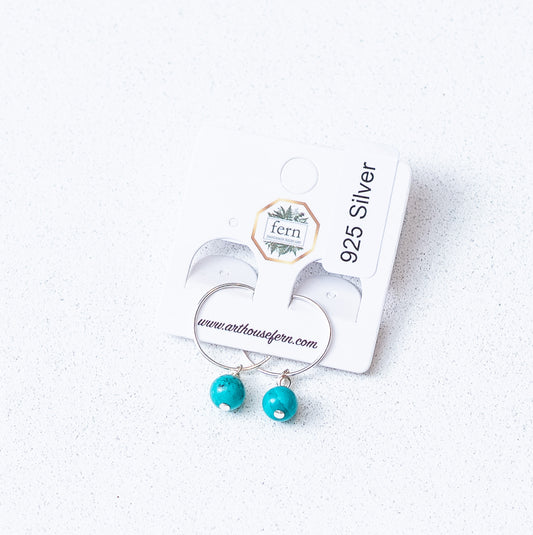 Turquoise stenen kralen op zilveren hoepels