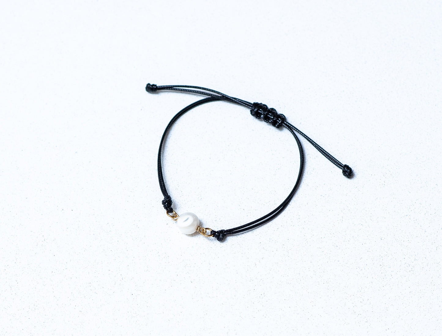 Armband met parelmoer stenen kralen